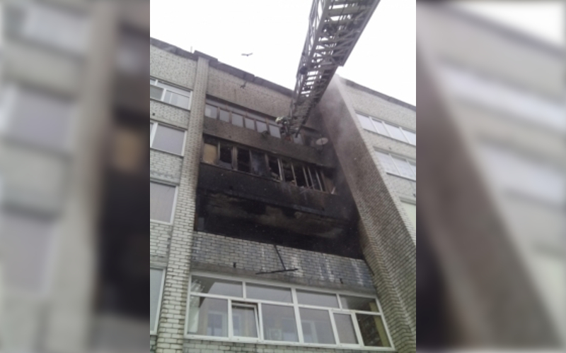 В Брянске спасатели эвакуировали из горящей квартиры человека