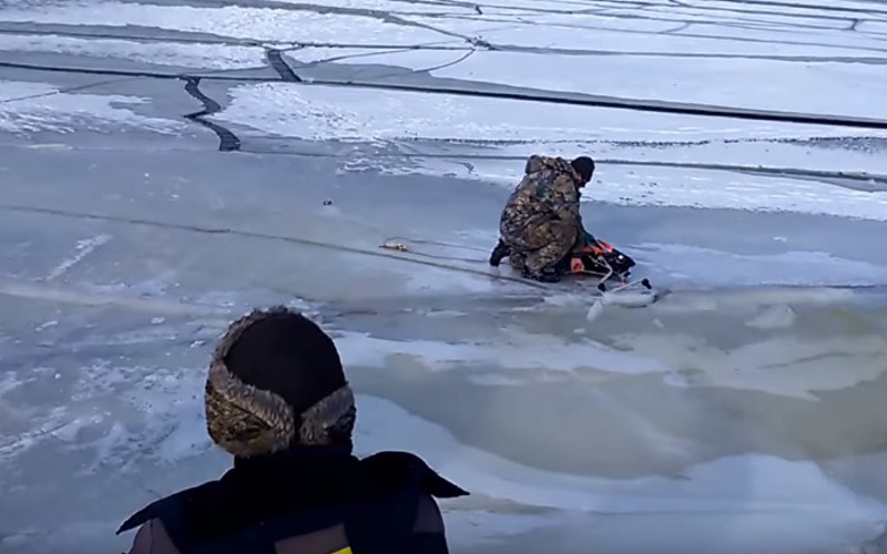 Еле ноги унесли: на видео питерские рыбаки едва не ушли под лед из-за волны