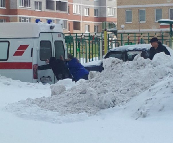 В Брянске скорая помощь попала в снежную западню