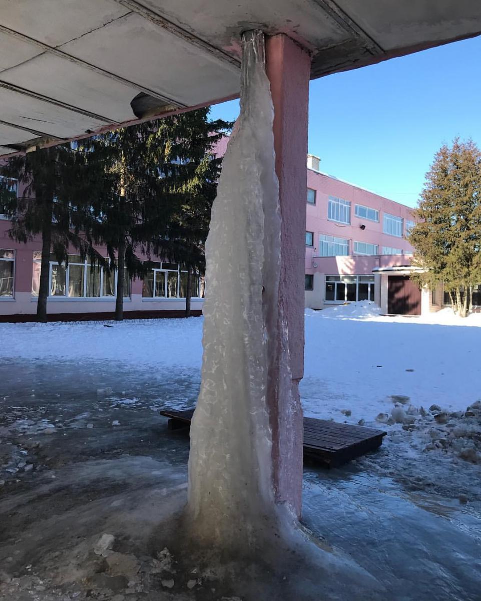 В Брянске на избирательном участке заметили ледяной «сталагмит»