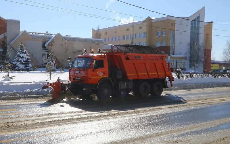 В Брянске дорожники вновь ведут неравный бой со снегопадом