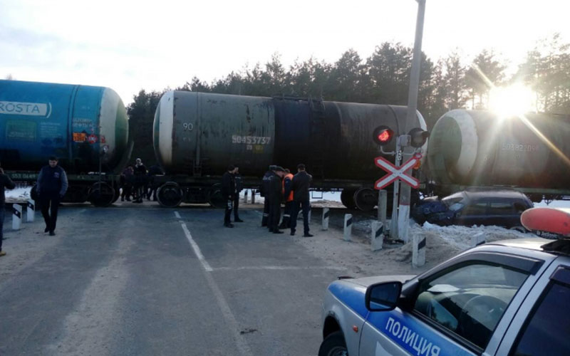В Унечском районе легковушка влетела в грузовой поезд