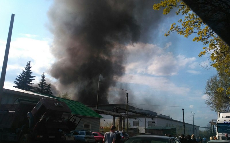 В Большом Полпино горит деревообрабатывающий цех