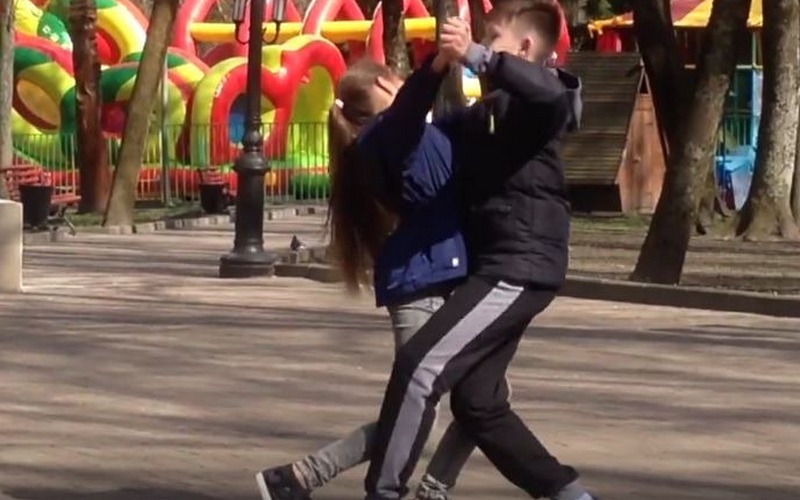 Вальсирующие в парке Толстого дети вызвали умиление у брянцев