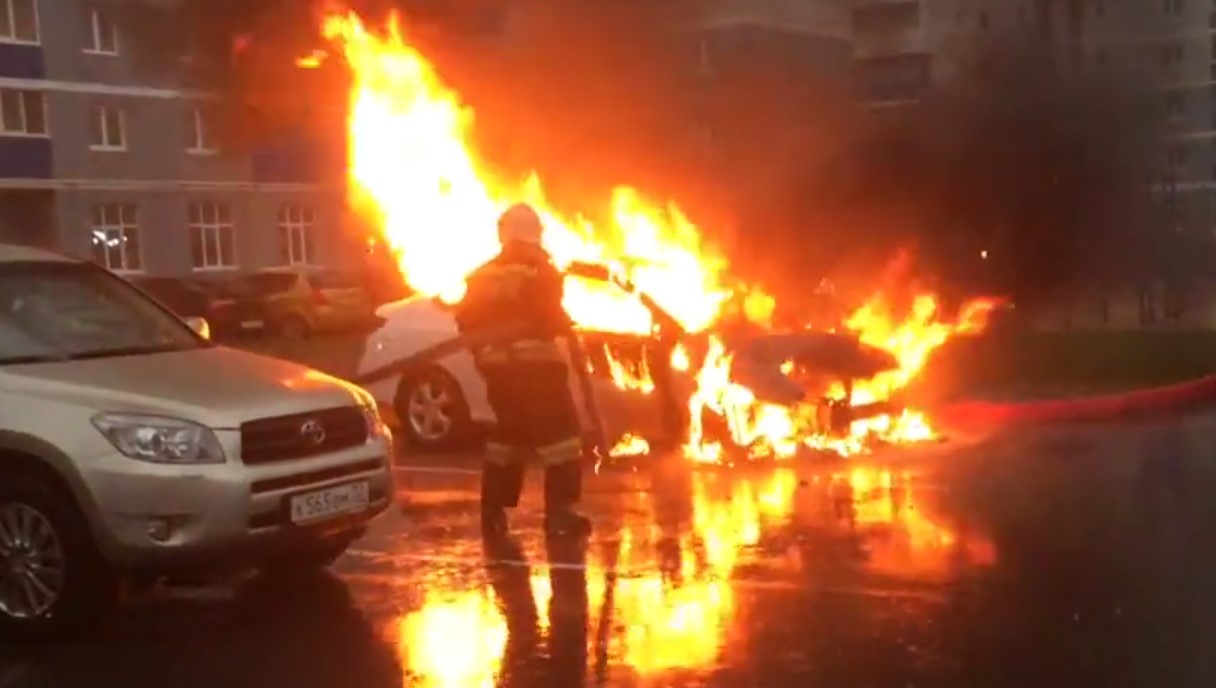 В Брянске сняли на видео горящую иномарку