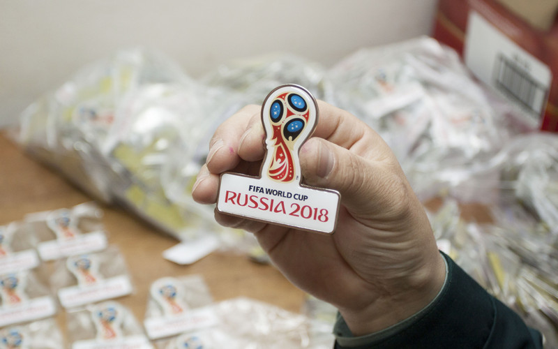 Брянские таможенники перехватили 20 килограммов  значков FIFA 2018