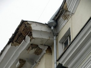 Дом с падающим балконом будут ремонтировать