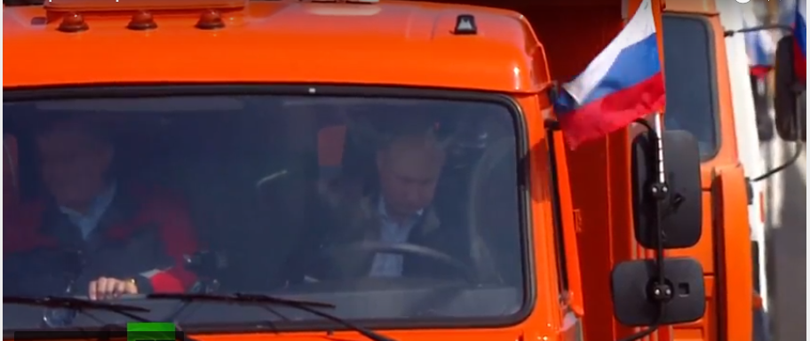 Поехали: Путин за рулём КамАЗа проехал по Крымскому мосту