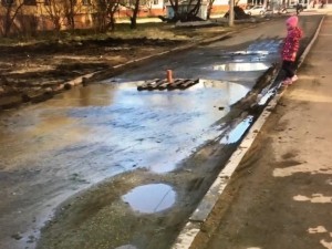 Затопило улицу возле детского садика в Челябинске