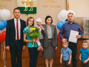 Молодым семьям Челябинска выдали сертификаты на жилье
