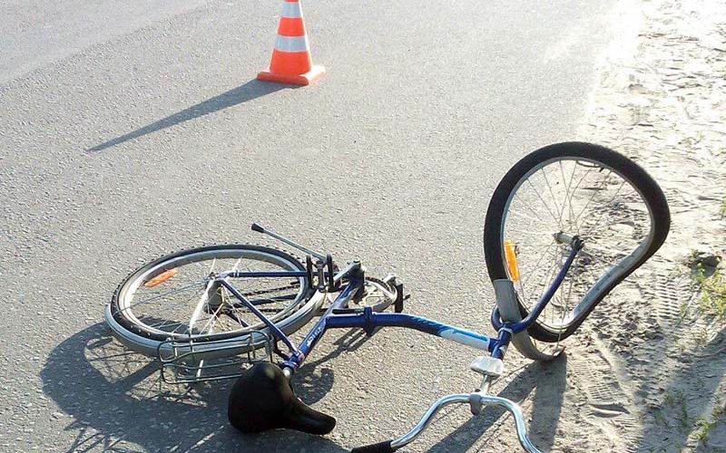 В Брянске велосипедист свалился с тротуара под машину