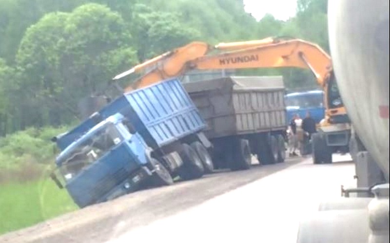 Появилось видео, как из кювета под Карачевом тащили грузовик