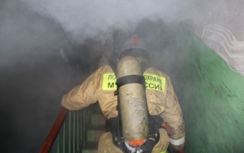 Пожарные в течение часа боролись с огнем в пятиэтажке Брянска
