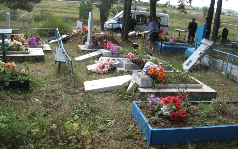 18-летний наркоман разгромил могилы на унечском кладбище