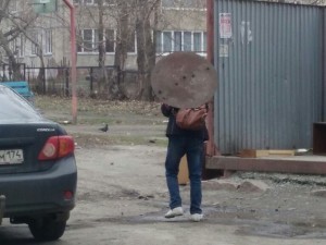 Суровые жители Челябинска от дождя используют зонты из металла