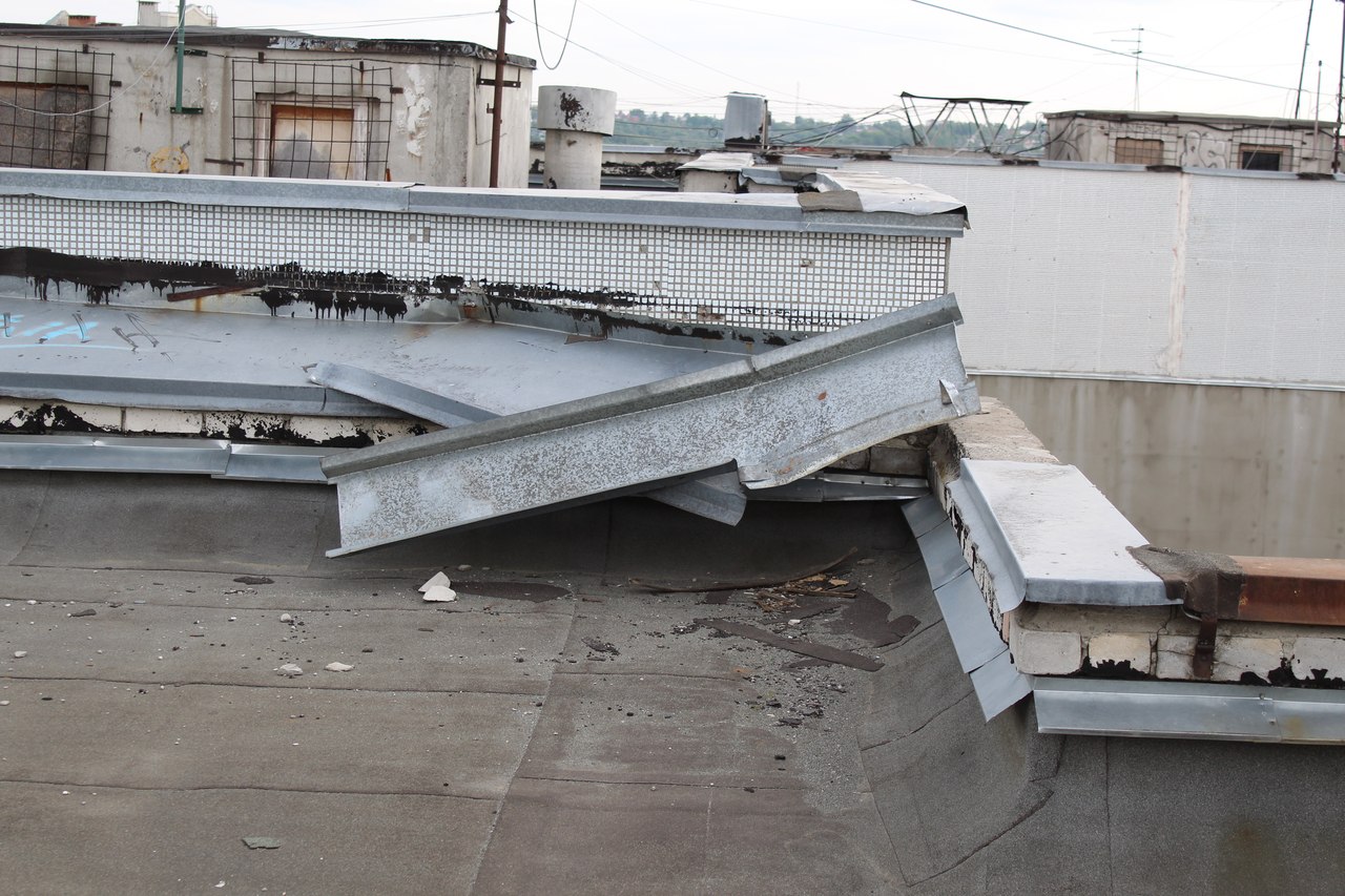 Брянцы просят навести порядок на крышах домов