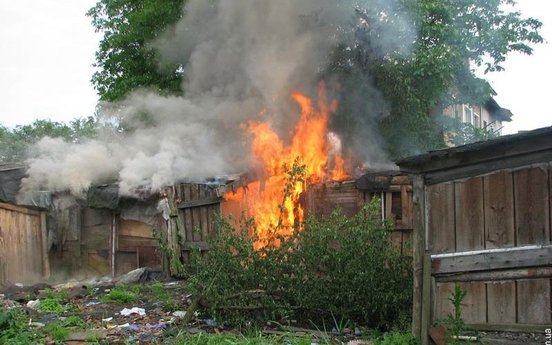 Пожарные десять минут тушили горящий сарай в Дятькове