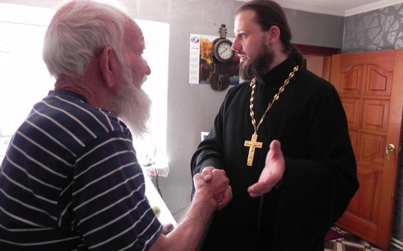 Священник поздравил брянского ветерана-церковнослужителя с Днем Победы