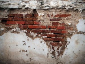 Кусок стены заброшенного дома ранил подростка