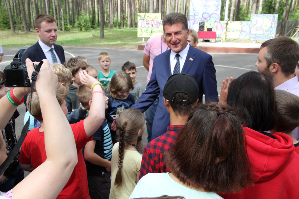 Глава Брянска пообещал детям отремонтировать все дороги за пять лет