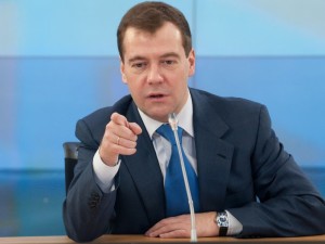 Медведев потребовал защитить пенсионеров от увольнения. Кому и как?