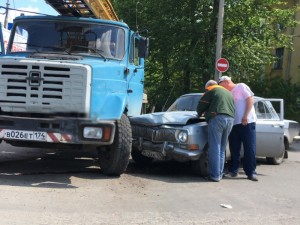 «Волга» врезалась в грузовик