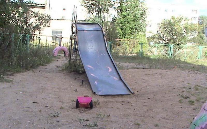 Во дворе дома в Брянске нашли опасную детскую площадку