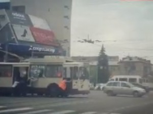Видео очевидцев: Пассажиры толкают троллейбус в центре Челябинска