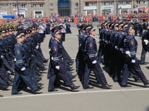 Сотни полицейских вышли в центр Челябинска в День России