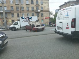 Машина перевернулась на Свердловском проспекте