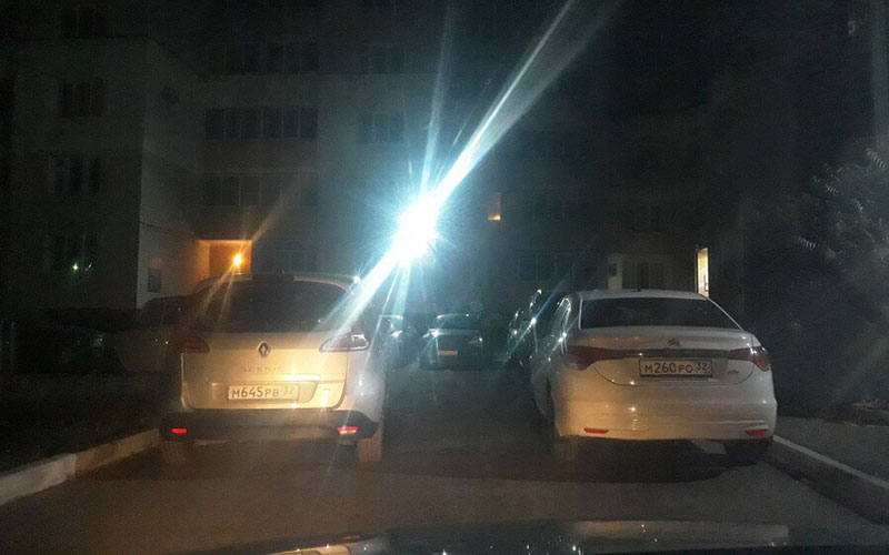 В Брянске мастера парковки перекрыли двор на улице Кутузова