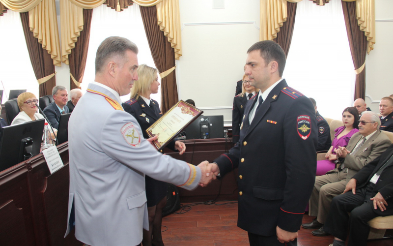 Брянских полицейских наградили за честную службу в связи с 300-летием ведомства