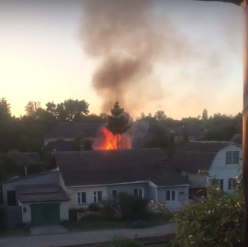 В Володарском районе Брянска сняли на видео горящий сарай