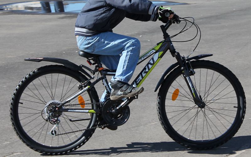 Житель Клинцов отобрал у подростка велосипед и продал его