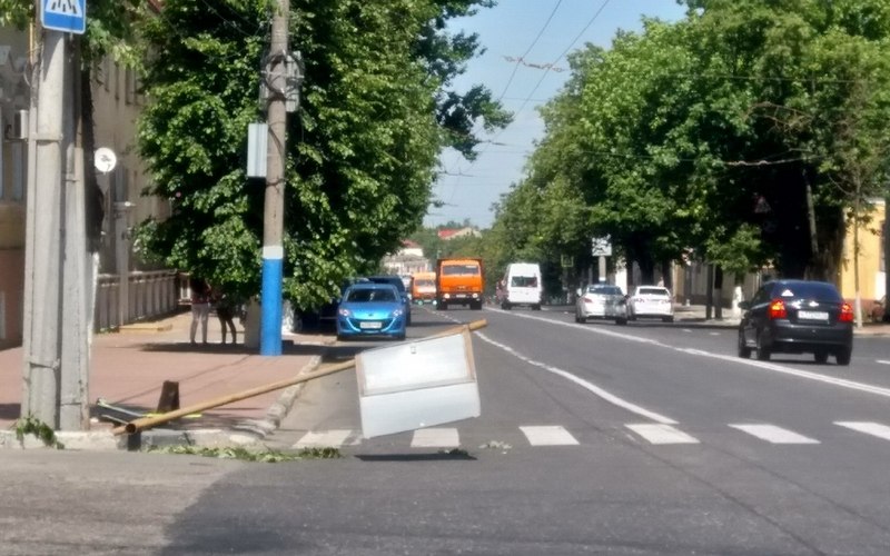 На улице Калинина в Брянске водителям преградил дорогу рухнувший знак