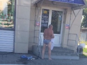Пьяный мужчина в трусах одевался и раздевался перед входом в магазин