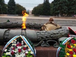 Пикник у Вечного огня в Челябинске устроил бомж