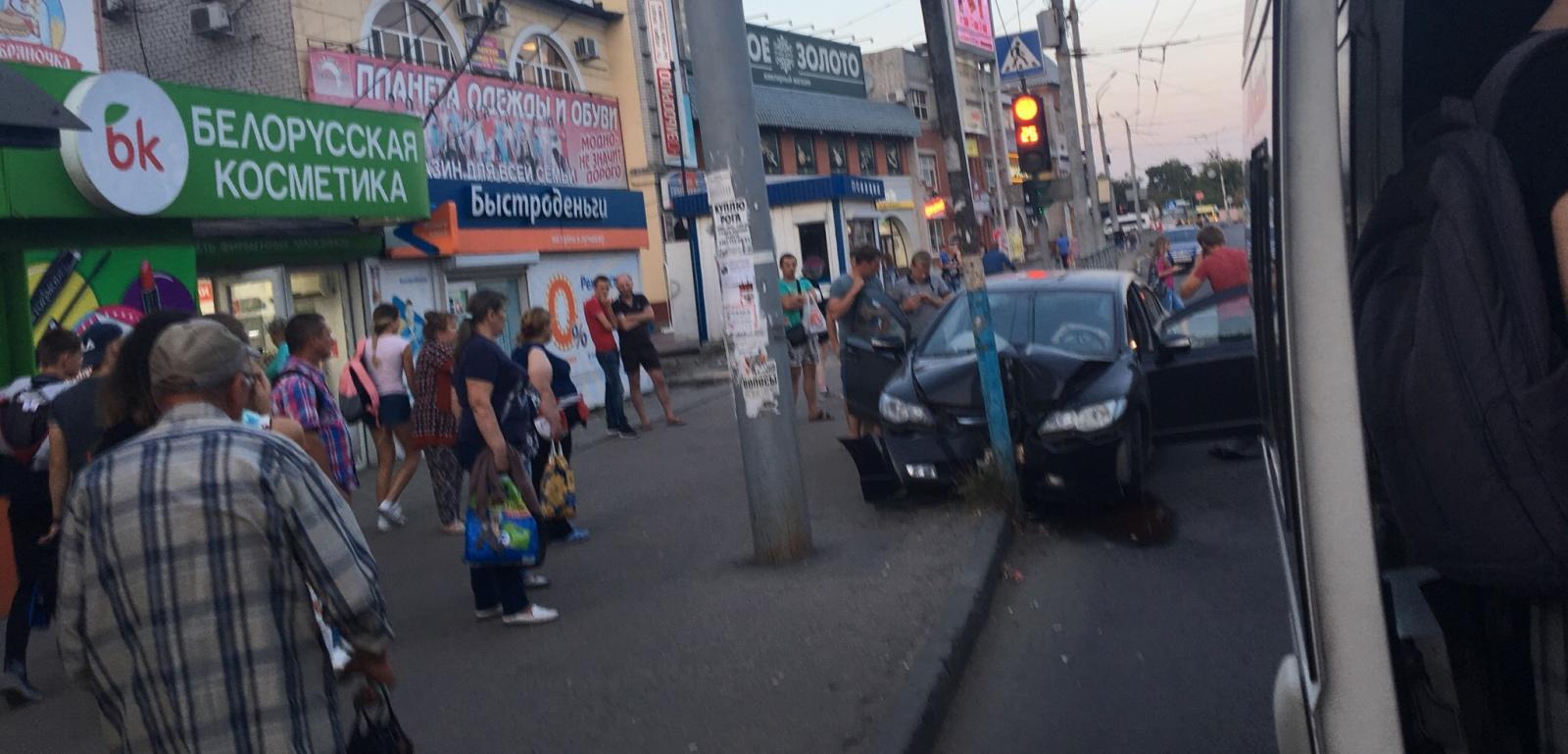 В Бежице иномарка въехала в столб