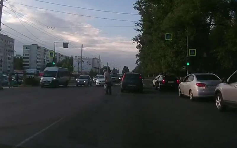 Пешеход всегда прав: в Брянске сняли на видео пенсионера-нарушителя