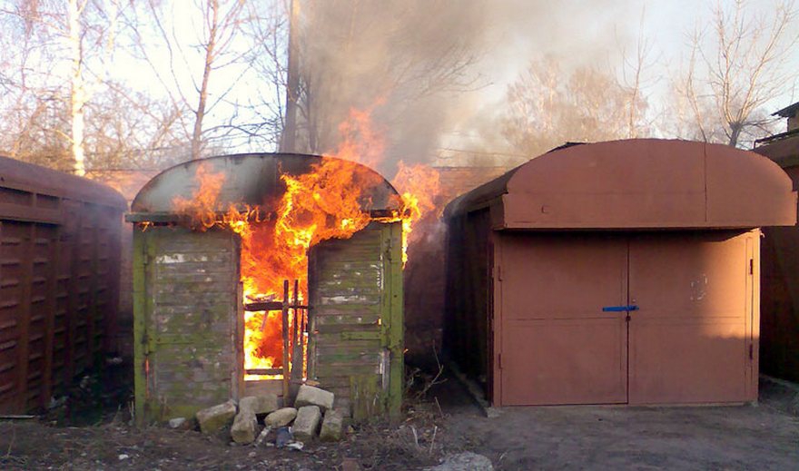В Бежице горел гараж