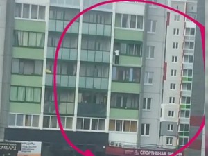 Мужчина стоял на краю балкона