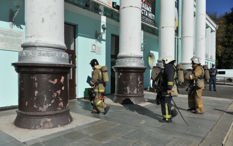 Брянские пожарные вывели на улицу работников ДК БМЗ
