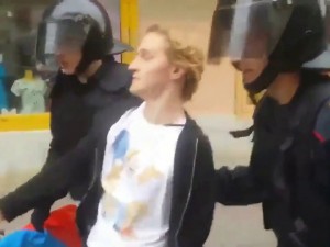 Однорукого инвалида с российским флагом полиция задержала в Петербурге