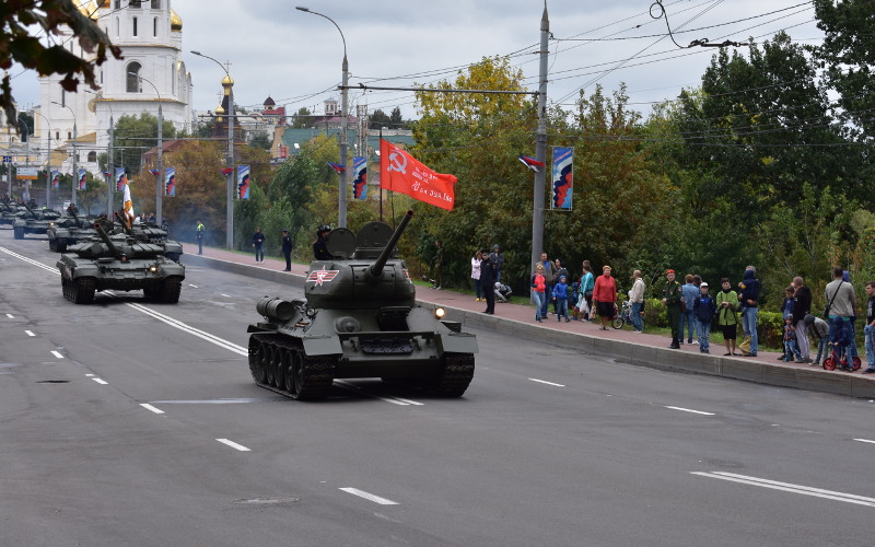 Колонна бронетехники на репетиции Парада в Брянске привела горожан в восторг