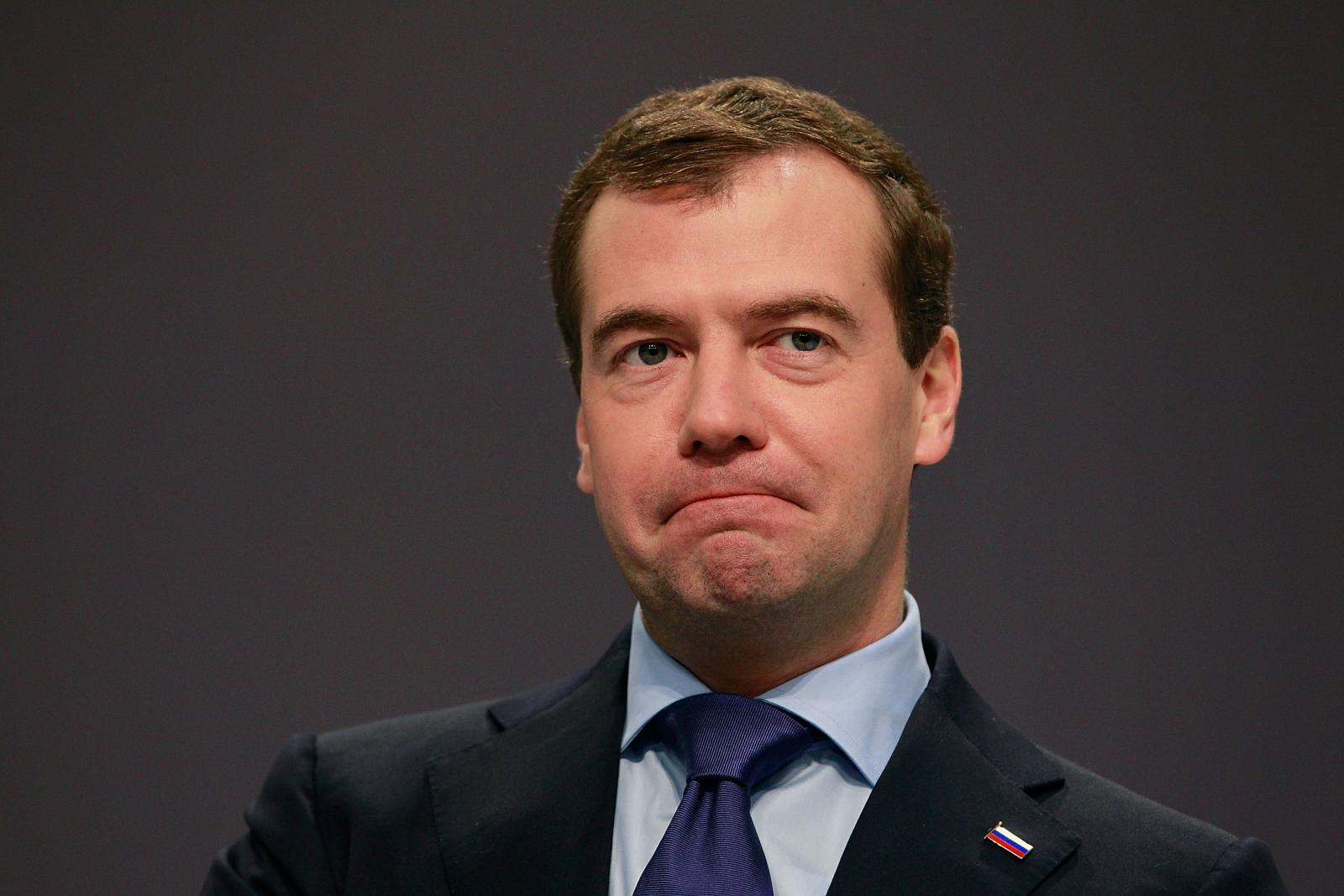 Два дня дал Дмитрий Медведев на изучению вопроса по заморозке цен на бензин
