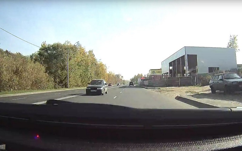 Колесивший по встречной полосе брянский автомобилист попал на видео