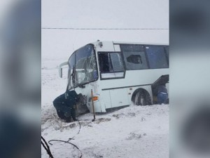 Пассажирский автобус унесло в кювет во время снегопада на Южном Урале