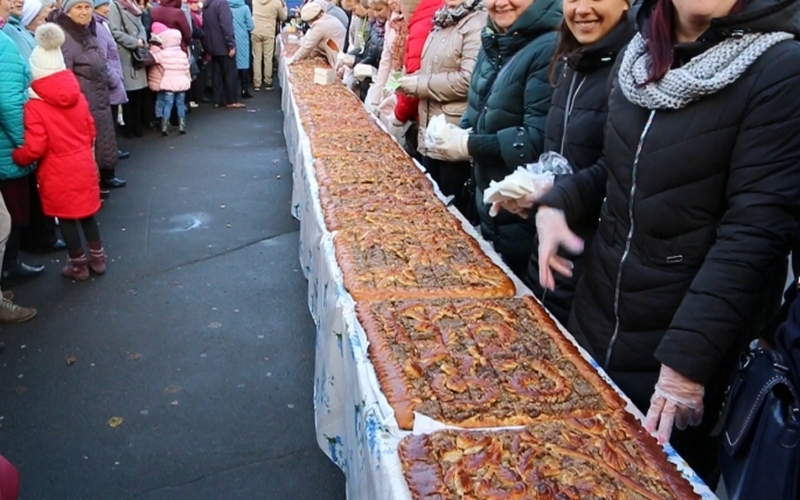 В День народного единства в Клинцах испекли огромный пирог