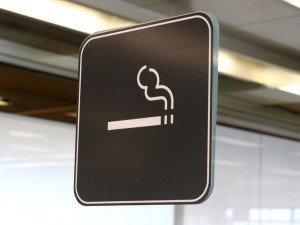 В аэропортах снова будут курительные комнаты. Но Минздрав против