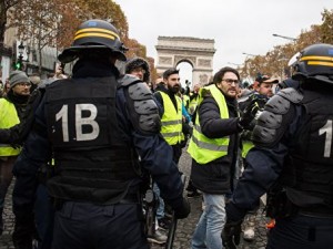 300 человек задержали до начала акции протеста в Париже